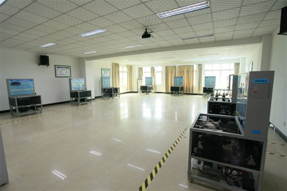 E:\网站建设-实习实训\汽车实训中心上传图片20160621\汽车电控实训室1\_MG_0827.JPG