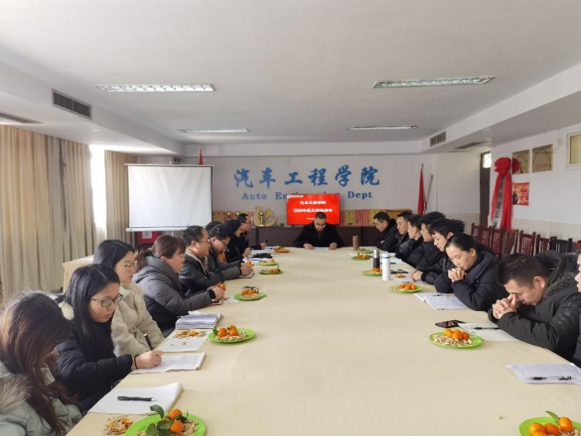 一群人在餐厅里吃东西

描述已自动生成