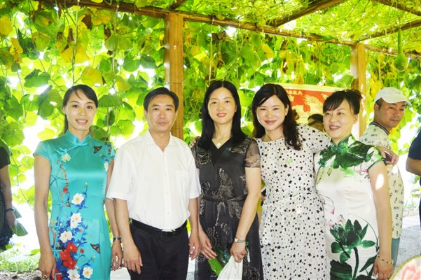 唐礼茂与市妇联主席及副区长合影.jpg