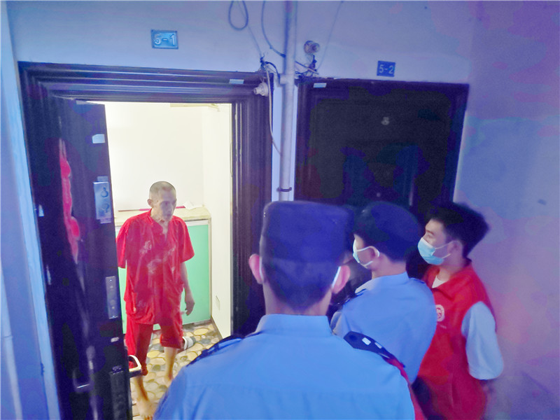 2协助公安部门和社区疫情工作人员做好摸排随访工作.jpg